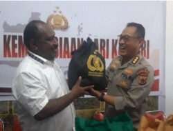 Kapolri Salurkan 264,7 Ton Beras dan 1.500 Sembako untuk Warga Papua yang Terdampak Kekeringan