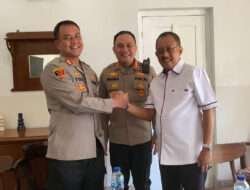 Akhiri Kesalahpahaman Kabag Ops Polrestabes Surabaya dan Wawali Armudji Saling Berjabat Tangan