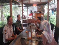 Peduli Pertumbuhan Ekonomi Masyarakat, Babinsa Manahan Berikan Motivasi Kepada Pelaku UMKM