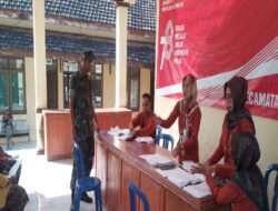 Pastikan Aman dan Lancar, Babinsa Posramil Kasreman Dampingi Pembagian BLT