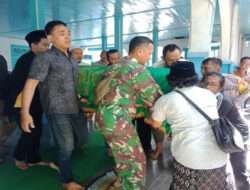 Wujud Empati, Babinsa Kepatihan Wetan Laksanakan Takziah Warganya yang Mengalami Musibah