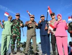 Sinergitas TNI – Polri  Dikemas dalam Shalat Subuh Berjamaah Serta Pengibaran Bendera Merah Putih di Bukit Cumbri
