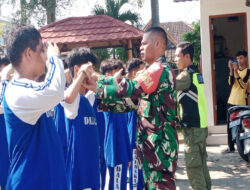 Gembleng Mental dan Karakter Siswa Sejak Dini, Babinsa Kelurahan Sumber Latihkan PBB