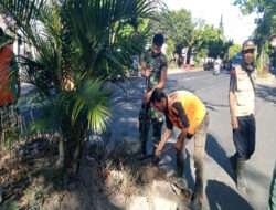 Meski Tanggal Merah, Babinsa Kelurahan Kerten Bersama Warga Tetap Laksanakan Kerja Bakti Wilayah