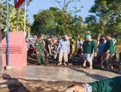 Koramil Sumberasih Kerja Bakti Melakukan Pengecoran Jalan