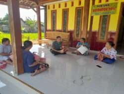 Tingkatkan Inovasi, Babinsa Karangjati Motivasi Pengrajin Tas di Wilayahnya