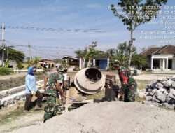Selalu Siap Bantu Warga, Babinsa Kodim 0802/Ponorogo Ikut Kerja Bakti Buat Saluran Air