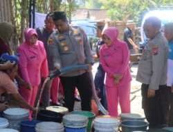 Polres Bondowoso Salurkan Bantuan Sembako dan Air Bersih Untuk Warga Tegalampel