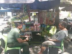 Sambangi Pedagang Kaki Lima, Ini Pesan Babinsa Kelurahan Kedung Lumbu Kepada Pedagang dan Pembeli