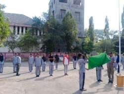 Personil Koramil 0812/19 dan Polsek Kecamatan Laren Maraton Melatih Siswa-Siswi yang Terpilih Sebagai Pasukan Pengibar Bendera