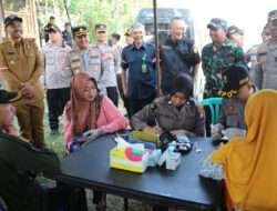 Dalam Rangka Memperingati HUT RI Ke 78, Dandim Ngawi Bersama Jajaran Forkopimda Bagikan Sembako Kepada Masyarakat