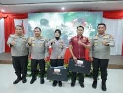 Kapolda Jatim Beri Penghargaan Dua Anggota Polres Bangkalan