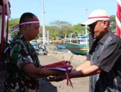 Dandim Pasang dan Bagikan Ratusan Bendera Merah Putih di Pelabuhan Tanjung Tembaga