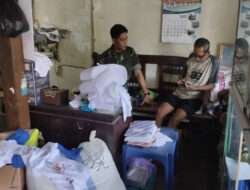 Penuh Keakraban, Bati Komsos & Babinsa Serengan Singgah Tukang Jahit Pakaian