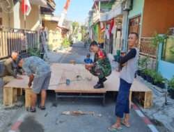 Sambut Malam Tirakatan HUT RI ke 78, Babinsa Tipes Bersama Warga Gotong Royong