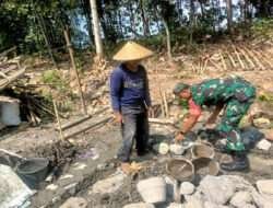 Kedekatan Nyata Terlihat Saat Babinsa Bantu Warga Bangun Rumah