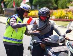 Satlantas Polrestabes Surabaya Bagikan Bendera Merah Putih ke Pengguna Jalan