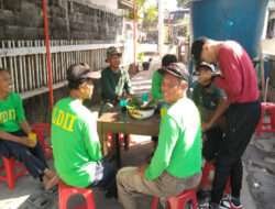 Disela sela Kegiatan KBD Tahap VII, Babinsa Kelurahan Nusukan Sempatkan Diri Komsos Dengan Relawan dan Warga