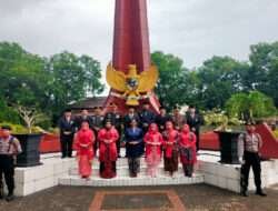 Kenang Pahlawan Kusuma Bangsa, Dandim 0801/Pacitan Bersama Forkopimda Ikuti Upacara Tabur Bunga