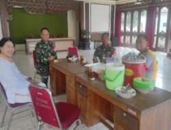 Babinsa, Bhabinkamtibmas dan Lurah Kratonan Bincang santai Bahas Kamtibmas