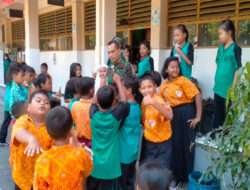 Semarakkan HUT Kemerdekaan RI Ke-78, Babinsa Kelurahan Gandekan Jadi Tim Juri Lomba Melukis di SDN Gandekan 