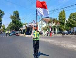 Hormat Bendera Merah Putih, Seluruh Pengendara di Bondowoso Berhenti Saat Detik – Detik Proklamasi
