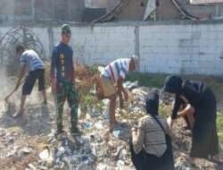 Sat Set Das Des…!! Babinsa Koramil 02/Banjarsari Bantu Warga Bersihkan Lingkungan