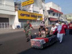 Kompak..!! Babinsa dan Bhabinkamtibmas Amankan Jalan Sehat dan Lomba Sepeda Hias Meriahkan HUT RI KE-78