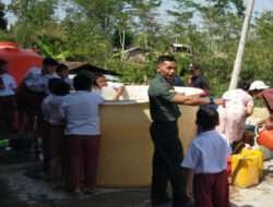 Babinsa Koramil Bringin dan BPBD Bantu Droping Air Bersih Untuk Warga Masyarakat