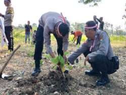 Polres Nganjuk Tanam Ribuan Berbagai Jenis Pohon Wujudkan Polri Lestarikan Negeri