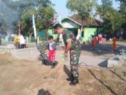 Pasca Perayaan HUT Kemerdekaan RI Ke-78, Koramil 04/Nguntoronadi Bersama Warga Bersih-Bersih Dilapangan Kedungrejo