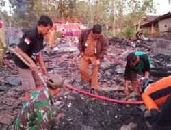 Rumah Sugiman Diamuk Si Jago Merah, Personil Koramil 08/Giriwoyo Bantu Padamkan Api