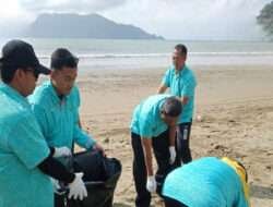 Menjaga Kebersihan Pantai dan Laut: Partisipasi Danramil 0806/07 Watulimo dan Muspika dalam Bulan Cinta Laut 2023