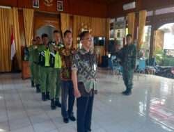 Tingkatkan Disiplin dan Etos Kerja, Babinsa Timuran Latihkan PBB Kepada Staff Kantor Dan Anggota Linmas