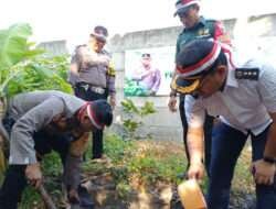 Kapolsek Tambaksari Pimpin  Menanam Pohon untuk Lestarikan Sumber Mata Air