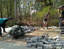 Kerja Bakti, Anggota Kodim 0802/Ponorogo Bantu Warga Pasang Paving