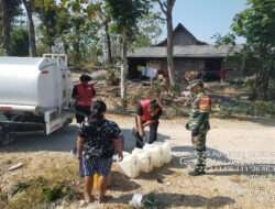 Bentuk Kepedulian, Babinsa Koramil Bringin Bantu Masyarakat Yang Membutuhkan Air Bersih