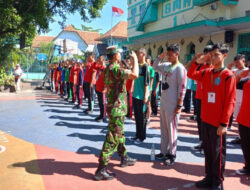 Tanamkan Kedisiplinan, Babinsa Kelurahan Gilingan Latihkan PBB Siswa SMAN 1 Surakarta