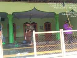 Babinsa Kodim 0802/Ponorogo Kerja Bakti Pembersihan di Mushala Bersama Warga