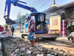 Bangkitkan Budaya Gotong Royong di KBD Danukusuman, TNI Kerja Bakti Bersama Warga