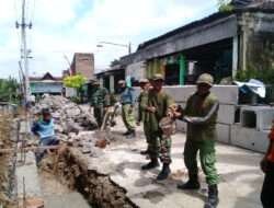Babinsa Keprabon Bersama warga Masyarakat Laksanakan Kerja Bakti Pembuatan Saluran Air