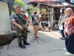 Babinsa Kepatihan Wetan Bersama Mahasiswa KKN Cek Fasum Milik Warga