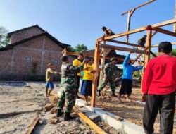 Ringankan Beban Warga, Anggota Koramil 02/Paron Gotong -Royong Bantu Warga Bangun Rumah