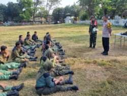 Mantapkan Kinerja Linmas, Babinsa Kelurahan Tipes Berikan Materi Penyegaran Kepada Linmas