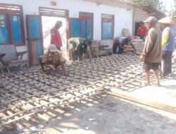 Warga Perbaiki Rumah, TNI di Puhpelem Tak Segan-Segan Turun Membantu