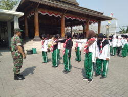 Pelajar Pramuka SMA 5 Mendapat Pelatihan PBB Oleh Babinsa Kelurahan Joglo