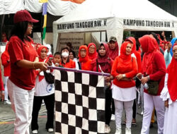 Nuansa Merah Putih, PKK Kelurahan Airlangga Gelar Jalan Sehat