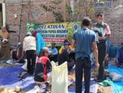 Babinsa Padas Laksanakan Pendampingan Pembuatan Pupuk Organik Fermentasi