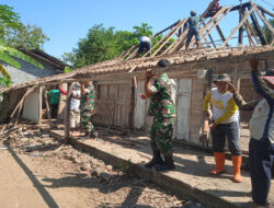 Ringankan Beban Warga, Tentara di Manyaran Bantu Perbaiki Rumah Warga