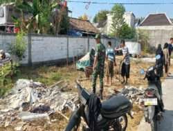 Gandeng Warga, Babinsa Kelurahan Timuran Melaksanakan Kerja Bakti Bersihkan Lingkungan